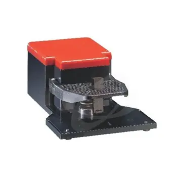 Sleva nožní spínač, plastové tělo, otevřené s aretací (stiskem zapni